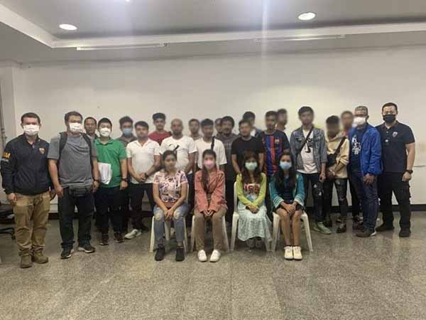 ဘန်ကောက်ရှိ စျေးဝယ်စင်တာတခုကို ထိုင်းရဲဝင်စီးနင်း၊  မြန်မာအလုပ်သမား ၁၈ ဦးဖမ်းဆီးခံရ
