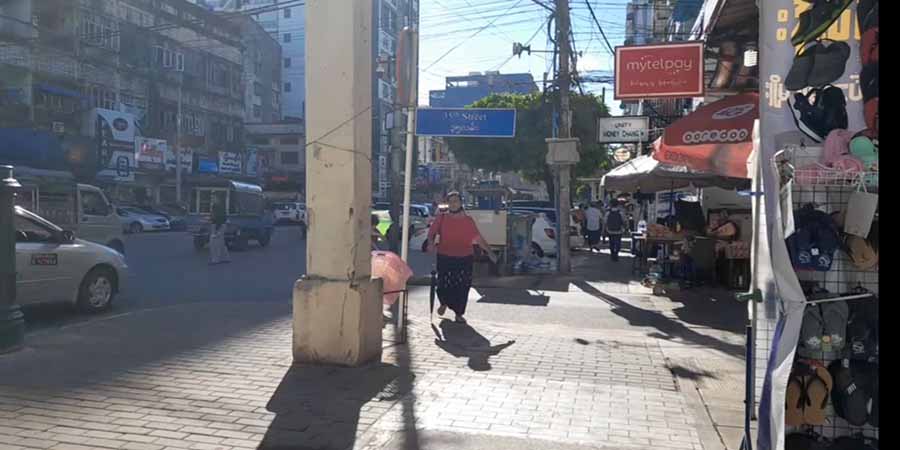 ရန်ကုန်တွင် လမ်းဘေးဆိုင်းဘုတ်များကို စည်ပင်ကသိမ်းဆည်းပြီး ငွေတောင်း