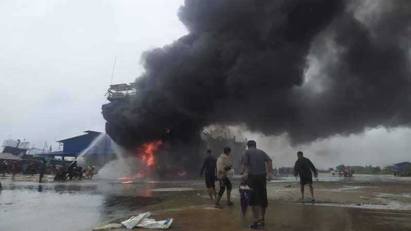 မြိတ်တွင် ကုန်တင်စက်လှေ ၁ စီး မီးလောင်