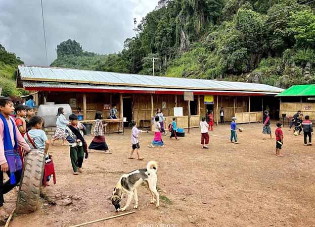 ကရင်နီစစ်ဘေးရှောင်ကလေးများအတွက် Clean Yangon အဖွဲ့က စာသင်ဆောင် ဆောက်လုပ် လှူဒါန်း (ဓာတ်ပုံ)