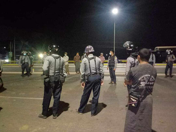 ရန်ကုန်-မန္တလေးအမြန်လမ်းတွင် စစ်တပ်နှင့် ရဲက ကုန်တင်ယာဥ်များကို ဖမ်းဆီးငွေညှစ်နေ