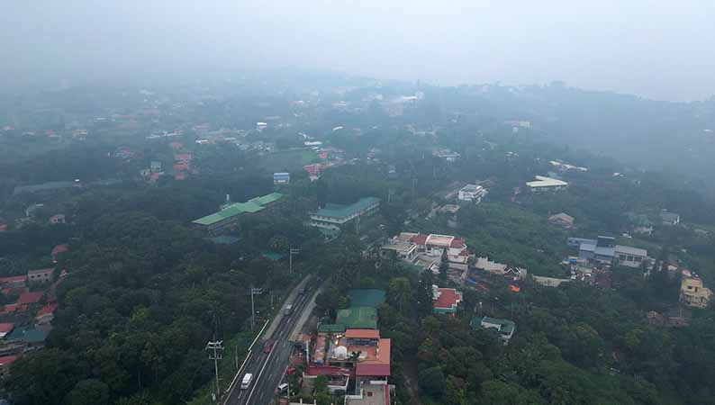 ဖိလစ်ပိုင်မြို့တော်အနီး မီးတောင်မှ မီးခိုးမြူများ မှုတ်ထုတ်နေသဖြင့် စာသင်ကျောင်းများပိတ်