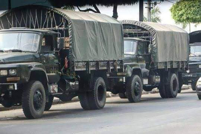 သထုံအနီးတွင် စစ်ယာဉ်တန်းတိုက်ခိုက်ခံရပြီး အသေအပျောက်များနိုင်