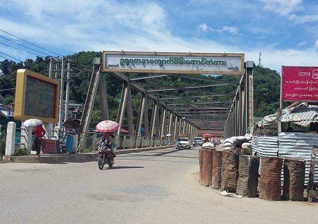 တိုက်ခိုက်ခံထားရသည့်ဂိတ်တွင် စစ်သားများတပ်ပြန်စွဲပြီး ငွေကောက်ခံနေ