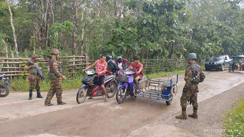 ဘုရားသုံးဆူမြို့ကို စစ်တပ်က ထိန်းထားနိုင်သည့်ပုံစံ ဓာတ်ပုံရိုက်ရန် ညွှန်ကြား
