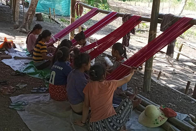ကရင်နီအမျိုးသမီးများအတွက် ရက်ကန်းသင်တန်းဖွင့်၊ ဒီးမော့ဆို စစ်ရှောင်ကျောင်း၌ စိတ်ဓာတ်မြှင့်တင်ရေး ပြုလုပ်