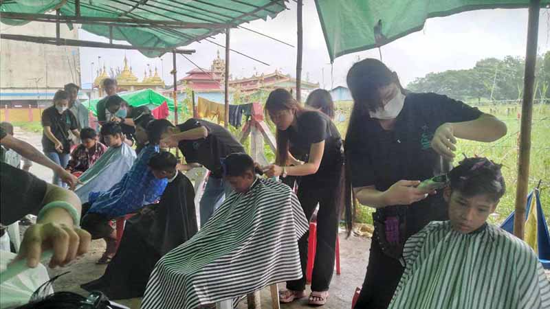 ဆံပင်ညှပ်သင်တန်းကျောင်းတခုက ပရဟိတအလှူအဖြစ် လူ ၁၅၀ ကိုဆံပင်ညှပ်ပေး 