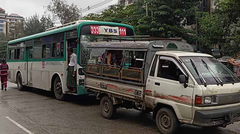 သင်္ဃန်းကျွန်းတွင် YBS နှင့် လိုက်ထရပ်ကား တိုက်မိပြီး လူ ၅ ဦးဒဏ်ရာရ 