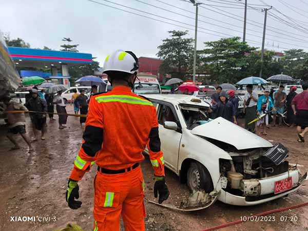 မင်္ဂလာဒုံတွင် ကား ၄ စီးဆင့်တိုက်မိပြီး ၄ ဦးသေ၊ ၂၀ ဒဏ်ရာရ 
