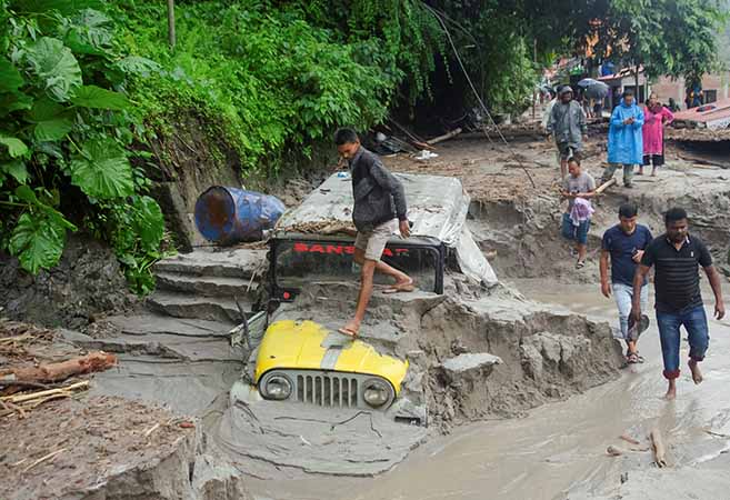အိန္ဒိယတွင် လိုနက်ခ်ရေအိုင်ကမ်းပါးပြိုသဖြင့် ရေလွှမ်းကာ လူ ၄၂ ဦး သေဆုံး