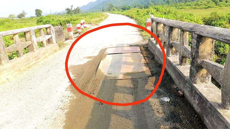 မောင်တော-အငူမော်လမ်းရှိ တံတားပျက်ပြီး ကားကြီးများပိတ်မိနေ