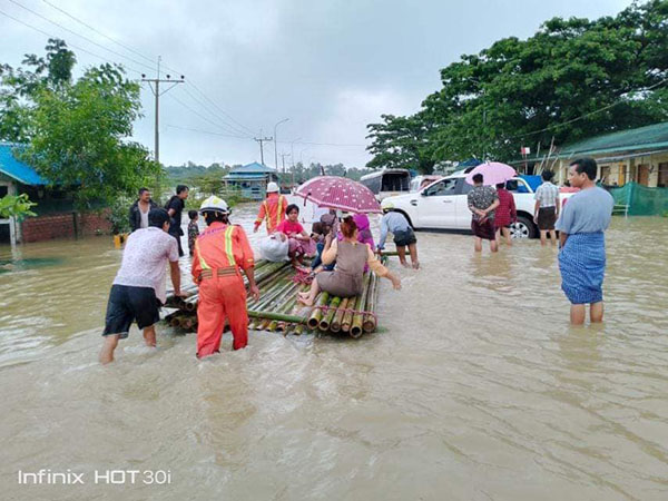 အမြန်လမ်း၊ ဘုရားကြီးလမ်းပိုင်း ရေလျှံပြီး ကားများပိတ်မိ