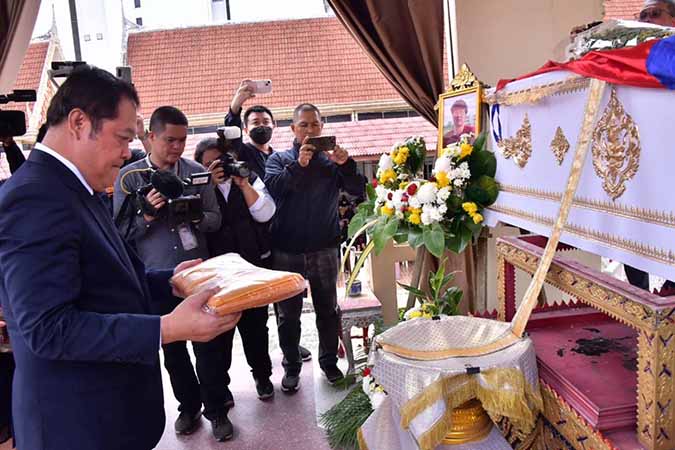 ဘန်ကောက် ပစ်ခတ်မှု၌ သေဆုံးသွားသည့်မမိုးမြင့်အတွက်  နစ်နာကြေး ဘတ်ငွေ ၂ သိန်း ပေးအပ်