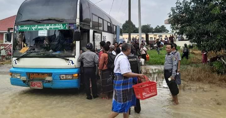 ပဲခူး ရထားလမ်း ရေကျော်မှုကြောင့် ရထားစီး ခရီးသည်များကို မော်တော်ယာဉ်များဖြင့် ပို့ဆောင်