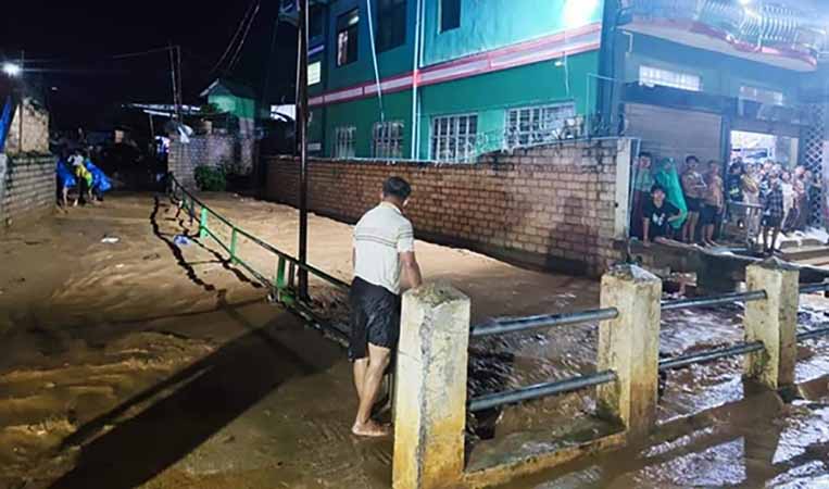 လားရှိုးတွင် တောင်ကျရေဆင်းပြီး ရေကြီးရေလျှံ (ဓာတ်ပုံ) 