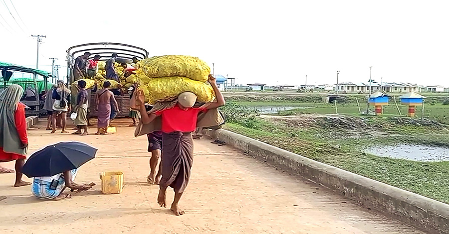 ကုန်သွယ်မှု ကန့်သတ်ချက်များကြောင့် မောင်တောနယ်စပ်ကုန်သွယ်ရေး ရပ်တန့်လုနီးပါးဖြစ်နေ 