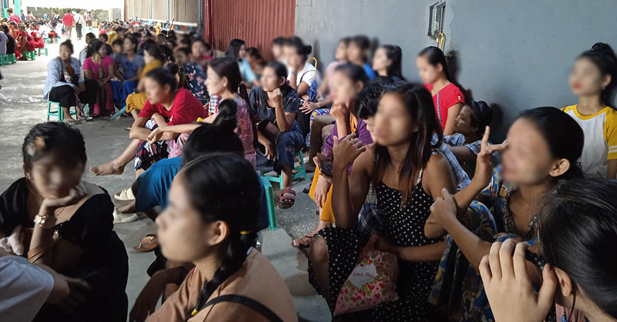 ဟွာမြောင်အထည်ချုပ် စက်ရုံလုပ်သားများ နစ်နာကြေးရရန် စက်ရုံတွင်း ညအိပ် တောင်းဆို