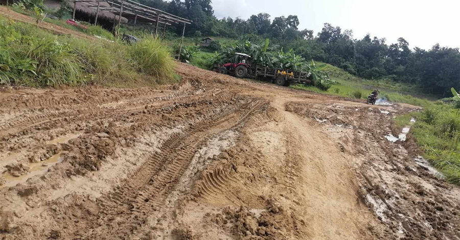 ကျွန်းလှတွင် မိုးရွာသွန်းပြီး လမ်းများ ပျက်စီးသဖြင့် ဒေသခံများ သွားလာရေး အခက်ကြုံ‌