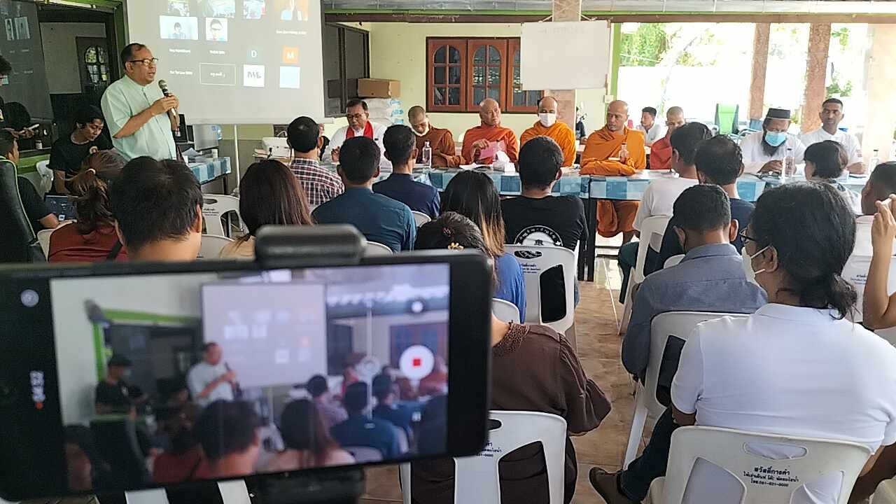 စစ်တပ် ပစ်ခတ်မှုကြောင့်ကျဆုံးသွားသည့် ပြည်သူများအတွက် ဘာသာပေါင်းစုံဆုတောင်းပွဲ ကျင်းပ (ဓာတ်ပုံ) 