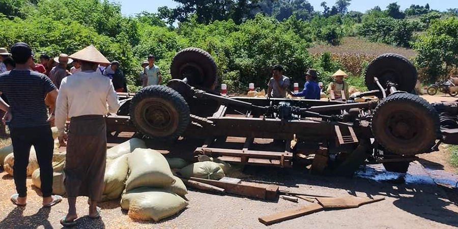 နမ့်လန်တွင် ပြောင်းအိတ်တင်ကား တိမ်းမှောက်