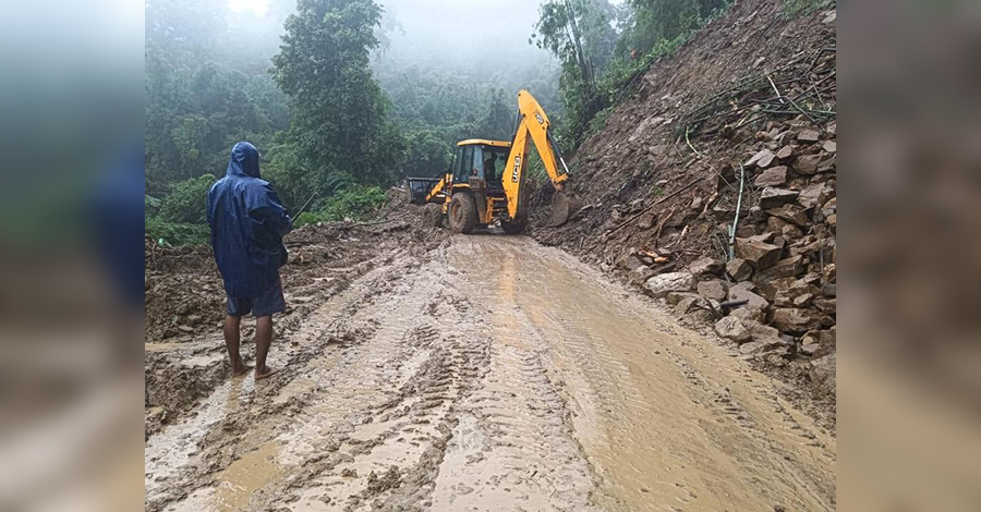 ဆော-ဆိပ်ဖြူလမ်းပိုင်း၌ မြေပြိုကျပြီး လမ်းပျက်စီးနေသဖြင့် သွားရေးလာရေးခက်ခဲ
