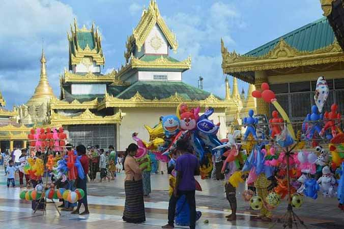သီတင်းကျွတ်ပွဲတော်အတွက် ညမထွက်ရအမိန့်ကို စစ်ကောင်စီက အချိန်လျှော့