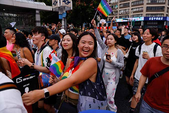 ထိုင်ပေ၌ LGBTQ+ အခွင့်အရေးအတွက် လူထောင်ပေါင်းများစွာ ချီတက်