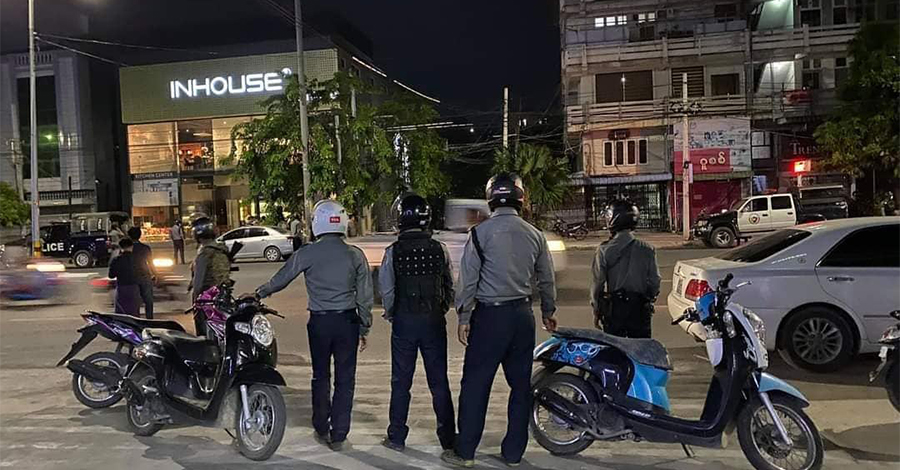 မန္တလေးတွင် ရဲတပ်ဖွဲ့ဝင်များက ဆိုင်ကယ်များကို ဖမ်းဆီး ငွေညှစ်နေ