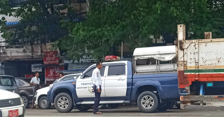ယာဉ်ထိန်းရဲများက ကုန်ကားသမားများထံမှ ငွေတောင်းကြမ်းနေ