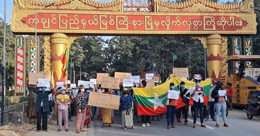 မြစ်ကြီးနား၌ မျက်နှာဖုံးတပ်လူတစုက KIA ကိုဆန္ဒပြ၊ ဗိုလ်ကတော်များ ဘယာကြော်ဖြင့် ယတြာချေ 