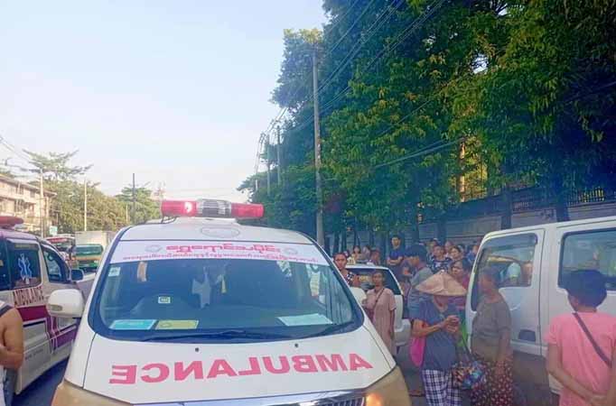 လှိုင်မြို့နယ်တွင် စားအုန်းဆီတန်းစီနေသည့် အမျိုးသမီး ၁‌ ဦး ကားတိုက်ခံရ