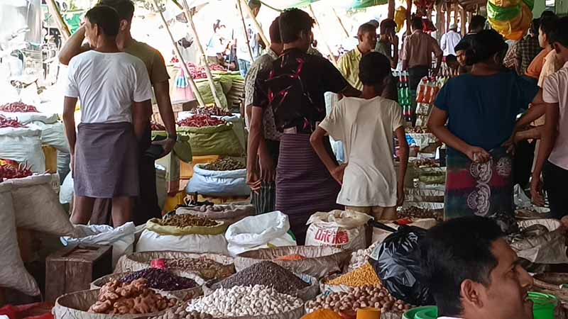 မောင်တောမြို့၌ စားသောက်ကုန်များ အလုအယက်ဝယ်ယူနေ (ဓာတ်ပုံသတင်း)