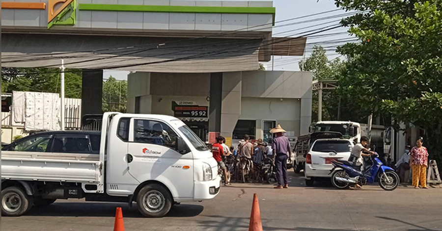 ပြည်သူများ စက်သုံးဆီ ဝယ်မရဖြစ်နေ၊ ဆီတင်သင်္ဘော ၁၅ စင်း လာမည်ဟု  စစ်ကောင်စီပြော