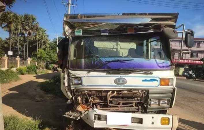 ဘုရားကြီးမြို့တွင် ၁၂ ဘီးကားက ရပ်ထားသည့် ကား ၃ စီးကို ဝင်တိုက်၊ ၁ ဦး ဒဏ်ရာရ
