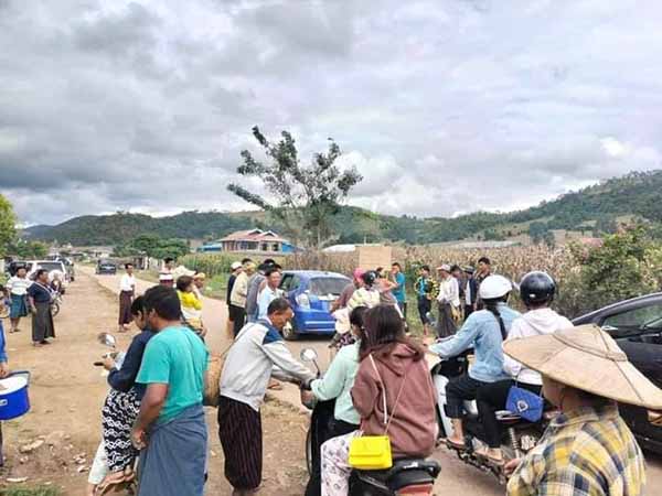 လွိုင်ကော်မြို့ခံအချို့ ကားငှားခဈေးမတတ်နိုင်သဖြင့် မြို့ကိုစွန့်ခွါ စစ်ဘေးရှောင်ရန် အခက်ကြုံ