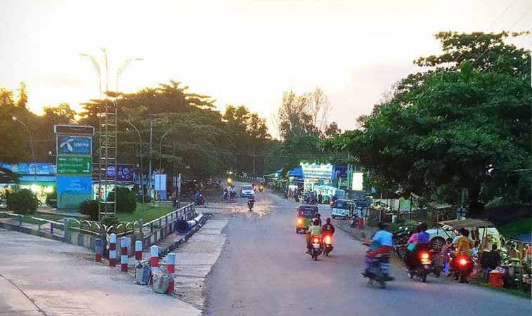 ပုသိမ်မြို့ စစ်ကောင်စီစစ်ဆေးရေးဂိတ်များတွင် ကားနှင့်ဆိုင်ကယ်များကို ဖမ်းဆီးငွေညှစ်