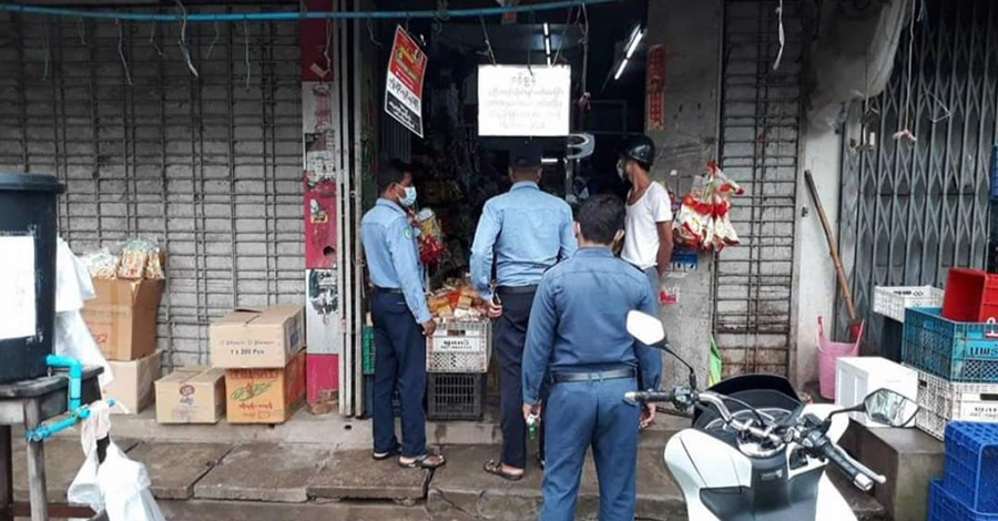 ပုသိမ်မြို့၌ ကြွပ်ကြွပ်အိတ်ဖြင့် ဈေးရောင်းသည့်ဆိုင်များကို စည်ပင်က ဒဏ်ကြေးကောက်