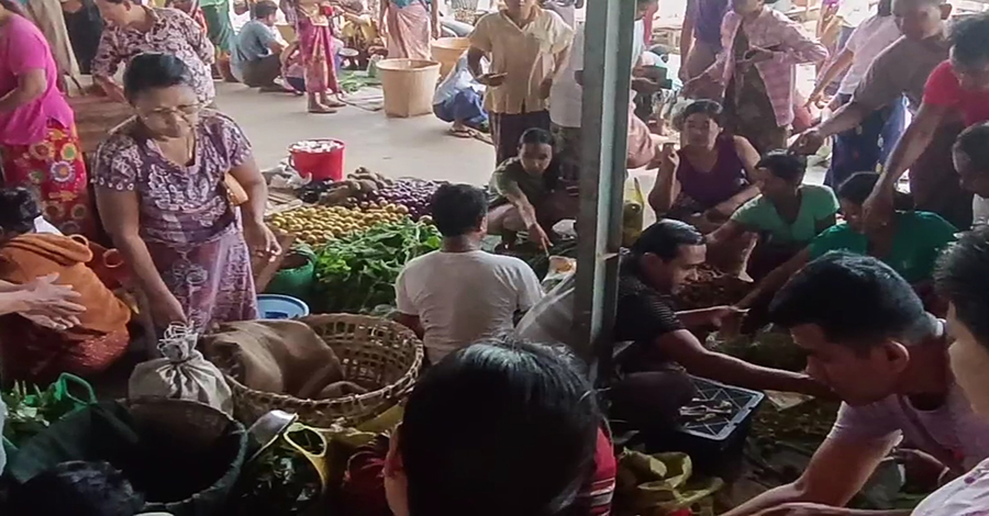 မောင်တောခရိုင်တွင် စားသောက်ကုန်များ အလုအယက်ဝယ်ယူ၊ ကုန်ဈေးနှုန်းများမြင့်တက်  