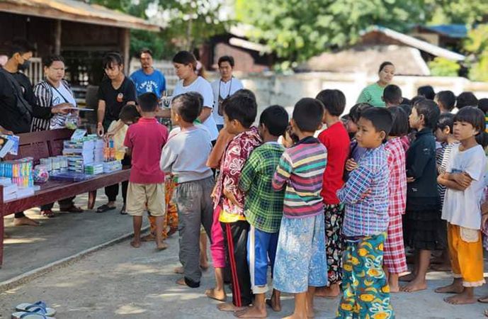 ဆားလင်းကြီးမြို့နယ်ရှိ NUG စာသင်ကျောင်းအတွက် စာရေးကိရိယာများ လှူဒါန်း