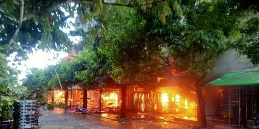 စစ်တပ်လက်နက်ကြီးကြောင့် ပုဏ္ဏားကျွန်းမြို့မစျေး ဆိုင်ခန်း ၁၀၀ ကျော်မီးလောင်ဆုံးရှုံး၊ ရသေ့တောင် ပြည်သူ ၁ ဦးသေဆုံး