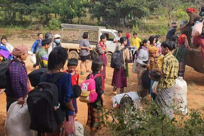 စစ်ကောင်စီက ဖုန်းနှင့် အင်တာနက်လိုင်း ဖြတ်ထားသဖြင့် စစ်ရှောင်များ အခက်ကြုံ