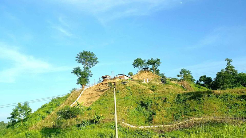 မောင်တောနယ်ခြားစောင့်စခန်းကို အေအေဝင်တိုက်၊ စစ်သင်္ဘောက ပစ်ခတ်သဖြင့် ပေါက်တောတွင် မီးလောင်နေ