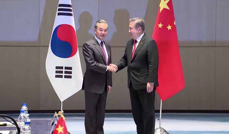 တောင်ကိုရီးယား၊ ဂျပန်နှင့် တရုတ် နိုင်ငံခြားရေးဝန်ကြီးများ တွေ့ဆုံ