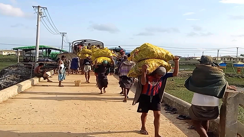 ရခိုင်တိုက်ပွဲကြောင့် ပိတ်မိနေသည့် ကုန်တန်ချိန် ၅၀၀ ခန့် ဘင်္ဂလားဒေ့ရှ်သို့  တင်ပို့