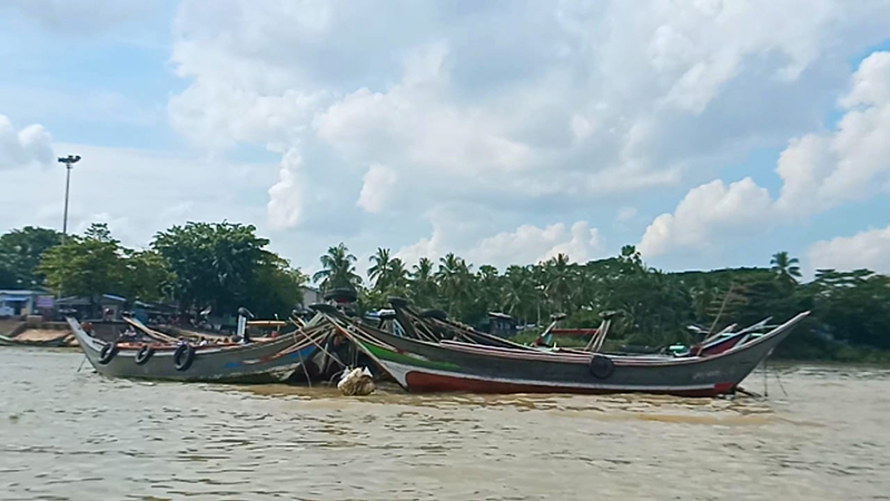 စက်သုံးဆီမရသဖြင့် ရန်ကုန်မြစ်အတွင်းက ကူးတို့စက်လှေသမားများ အခက်ကြုံ