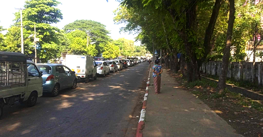 ရန်ကုန်တွင် စက်သုံးဆီရရှိရန် ကားများမိုင်နှင့်ချီပြီး တန်းစီစောင့်နေကြရ