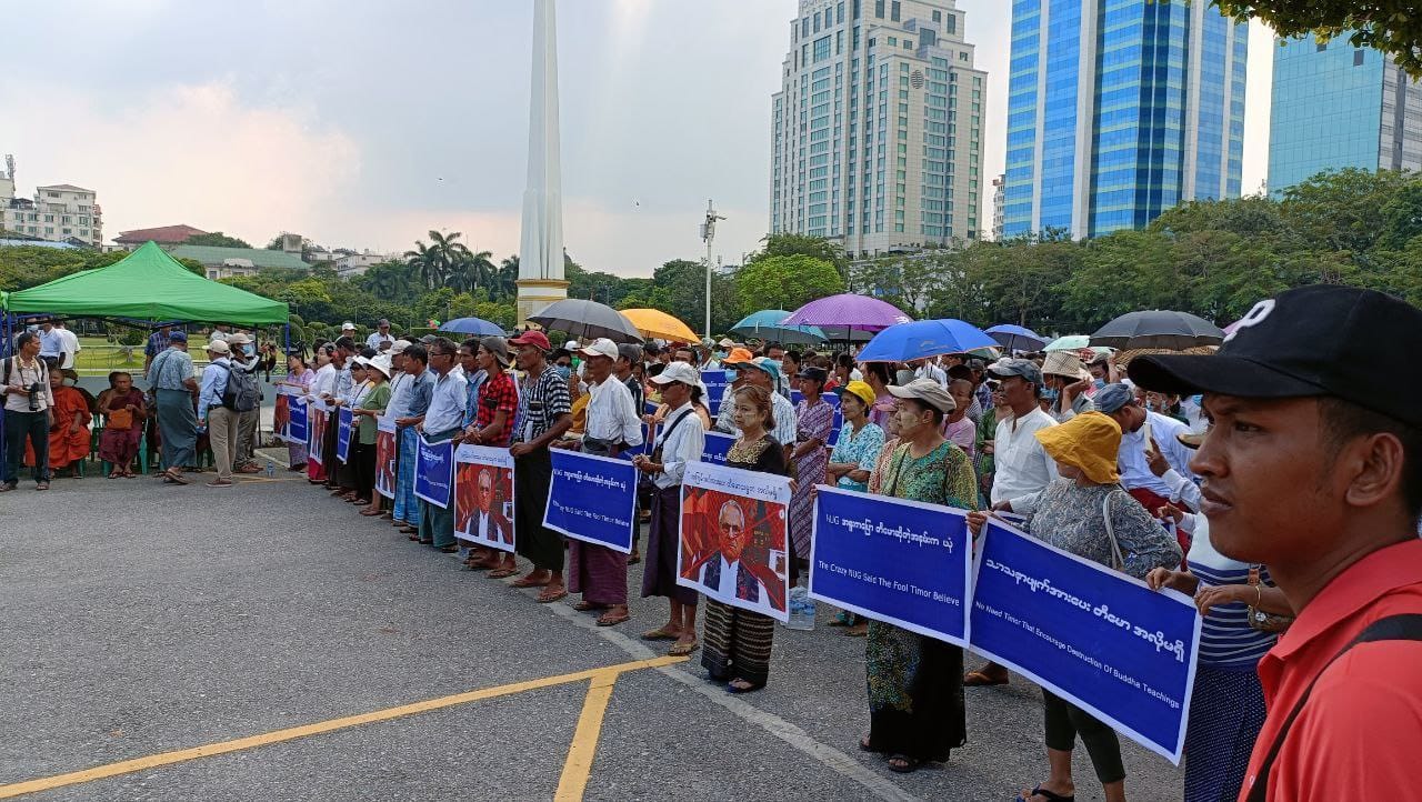 ဆူးလေမြို့‌တော်ခန်းမရှေ့ ၌ တပ်ထောက်ခံသူများက အရှေ့တီမောသမ္မတကို ဆန္ဒပြ