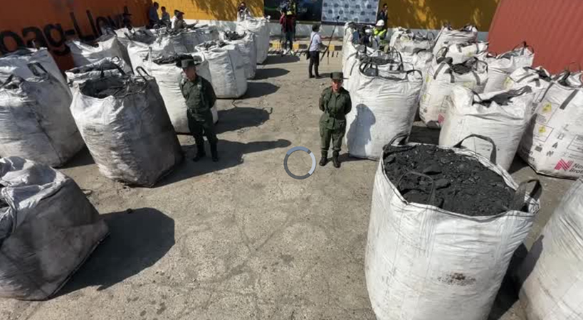 မီးသွေးခဲထဲ ဝှက်ထားသည့် ကိုကင်း ၂ တန်ကျော် ကိုလံဘီယာဆိပ်ကမ်း၌ ဖမ်းမိ