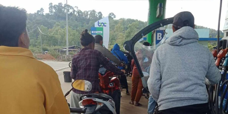 မိုးကုတ်တွင် စက်သုံးဆီအရောင်းဆိုင်အချို့ ပိတ်ထားပြီး ဝယ်ယူရခက်ခဲနေ