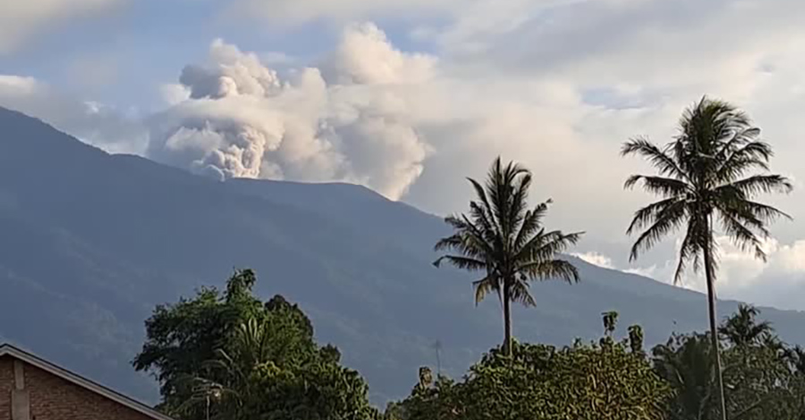 အင်ဒိုနီးရှားတွင် မီးတောင် ပေါက်ကွဲပြီး ဆူမားတြားကျွန်းပေါ်တွင် ခရီးသည်များ ပိတ်မိ